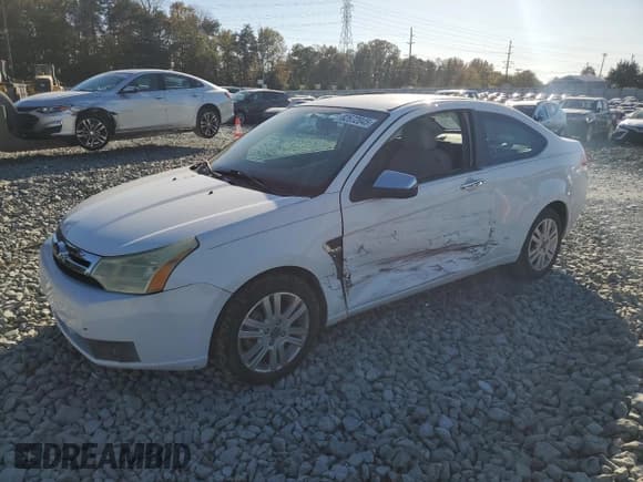 ✅ 2008 Ford Focus SE • VIN: 1FAHP33N08W181610 • Lot: 82672045. Wystawiony na Copart z przebiegiem 124 120 mil. Bezpłatny archiwum sprzedaży aukcyjnych z USA i szczegółowy raport historii pojazdu na DreamBid. Zdjęcie 1.