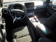 ✅ 2023 Hyundai Kona SE • VIN: KM8K23AG8PU186398 • Лот: 73226674. Опубликован ранее на Copart с пробегом 18 225 миль. Бесплатный доступ к архиву аукционных продаж из США и подробный отчёт об истории автомобиля на DreamBid. Изображение 8.