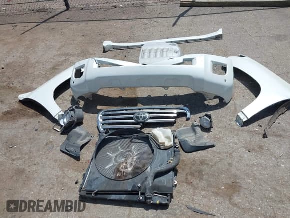 ✅ 2015 Toyota Land Cruiser • VIN: JTMHY7AJ9F4028506 • Lot: 42327712. Listed on IAAI with 122,158 mi. Free auction sales archive from the USA and detailed vehicle history report at DreamBid. Image 12.