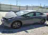 2025 Toyota Prius LE z VIN JTDACAAU1S3062446, wystawiony jako Copart lot #66959305 z przebiegiem Nie podano mil oraz Szkoda całkowita • Salvage title. Historia ofert i sprzedaży dostępna na DreamBid. Obrazek 1.