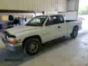 2000 Dodge Dakota z VIN 1B7GL22X5YS571012, wystawiony jako Copart lot #67688924 z przebiegiem 141 562 mil mil oraz Szkoda całkowita • Salvage title. Historia ofert i sprzedaży dostępna na DreamBid. Obrazek 1.