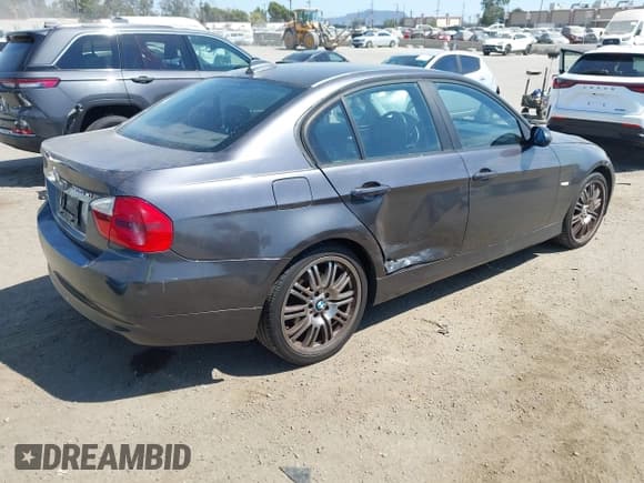 ✅ 2006 BMW 3 Series 325i • VIN: WBAVB13566PT23320 • Lot: 43067097. Wystawiony na IAAI z przebiegiem 110 783 mil. Bezpłatny archiwum sprzedaży aukcyjnych z USA i szczegółowy raport historii pojazdu na DreamBid. Zdjęcie 4.