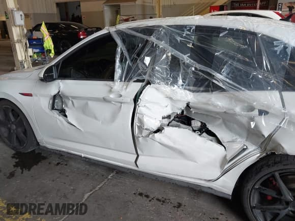 ✅ 2019 Volkswagen Jetta S • VIN: 3VW5T7BU6KM187764 • Lot: 43348152. Wystawiony na IAAI z przebiegiem 43 393 mil. Bezpłatny archiwum sprzedaży aukcyjnych z USA i szczegółowy raport historii pojazdu na DreamBid. Zdjęcie 6.