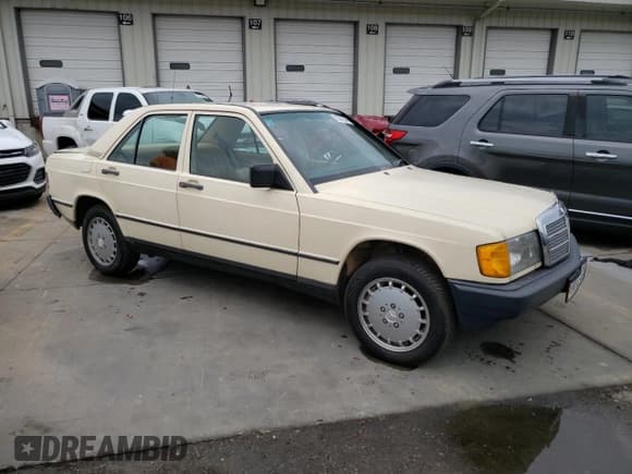 ✅ 1985 Mercedes-Benz 190 • VIN: WDBDB22C5FF084867 • Lot: 71371744. Listed on Copart with 171,046 mi. Free auction sales archive from the USA and detailed vehicle history report at DreamBid. Image 4.