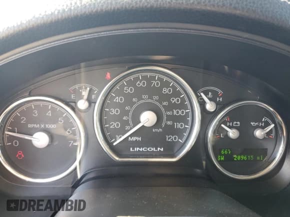 ✅ 2006 Lincoln Mark LT • VIN: 5LTPW16526FJ25381 • Lot: 87085134. Wystawiony na Copart z przebiegiem 209 615 mil. Bezpłatny archiwum sprzedaży aukcyjnych z USA i szczegółowy raport historii pojazdu na DreamBid. Zdjęcie 9.