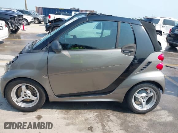 ✅ 2013 Smart fortwo Passion • VIN: WMEEK3BA2DK638916 • Lot: 42938739. Wystawiony na IAAI z przebiegiem 76 738 mil. Bezpłatny archiwum sprzedaży aukcyjnych z USA i szczegółowy raport historii pojazdu na DreamBid. Zdjęcie 15.