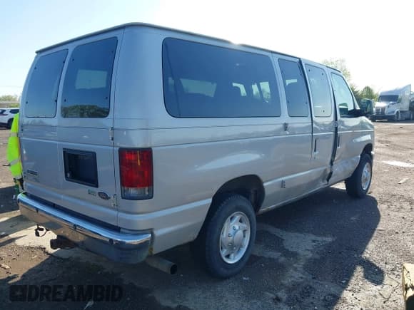 ✅ 2009 Ford Econoline Passenger XL • VIN: 1FBNE31L99DA56188 • Lot: 42113984. Wystawiony na IAAI z przebiegiem 142 363 mil. Bezpłatny archiwum sprzedaży aukcyjnych z USA i szczegółowy raport historii pojazdu na DreamBid. Zdjęcie 4.