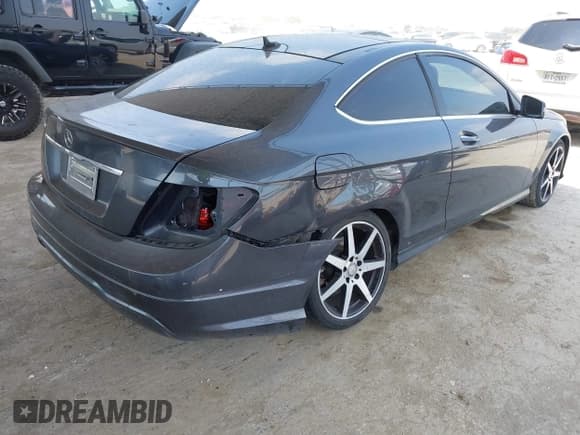 ✅ 2015 Mercedes-Benz C 250 • VIN: WDDGJ4HBXFG390555 • Lot: 42288436. Wystawiony na IAAI z przebiegiem 93 665 mil. Bezpłatny archiwum sprzedaży aukcyjnych z USA i szczegółowy raport historii pojazdu na DreamBid. Zdjęcie 4.