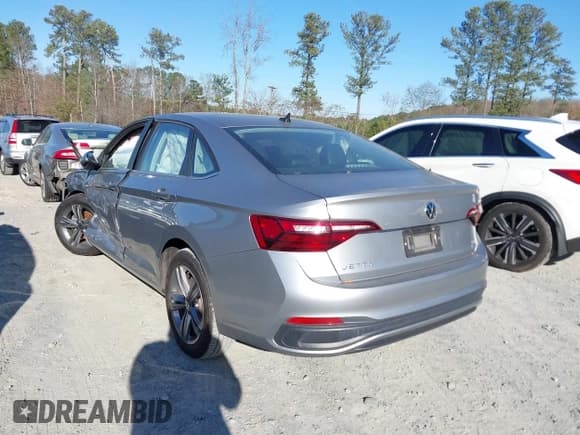 ✅ 2024 Volkswagen Jetta SE • VIN: 3VWEM7BU2RM049744 • Lot: 43810031. Wystawiony na IAAI z przebiegiem 29 107 mil. Bezpłatny archiwum sprzedaży aukcyjnych z USA i szczegółowy raport historii pojazdu na DreamBid. Zdjęcie 3.