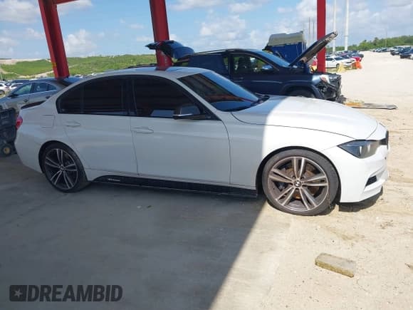 ✅ 2015 BMW 3 Series 335i • VIN: WBA3A9C57FK472521 • Lot: 42672174. Listed on IAAI with Not provided. Free auction sales archive from the USA and detailed vehicle history report at DreamBid. Image 13.