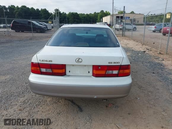 ✅ 1998 Lexus ES 300 • VIN: JT8BF28G2W0131104 • Lot: 42680242. Listed on IAAI with 243,762 mi. Free auction sales archive from the USA and detailed vehicle history report at DreamBid. Image 16.