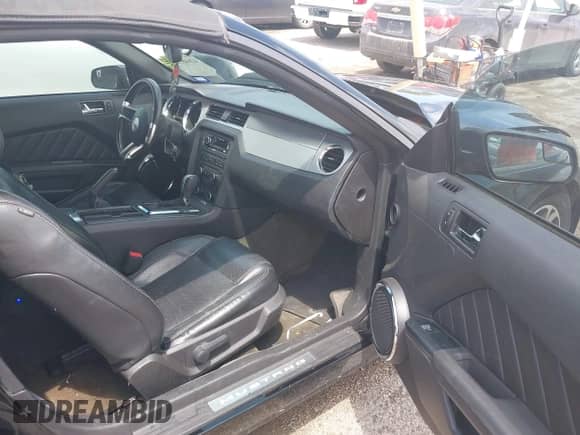 2014 Ford Mustang V6 с VIN 1ZVBP8EM5E5243910, выставлен на аукционе IAAI как лот 42648737 с пробегом 251 987 миль миль и . История ставок и продаж доступна на DreamBid. Изображение 5.