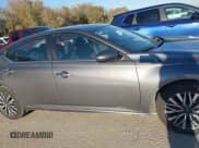 ✅ 2024 Nissan Altima SV • VIN: 1N4BL4DV2RN430180 • Lot: 43882936. Wystawiony na IAAI z przebiegiem 39 546 mil. Bezpłatny archiwum sprzedaży aukcyjnych z USA i szczegółowy raport historii pojazdu na DreamBid. Zdjęcie 13.