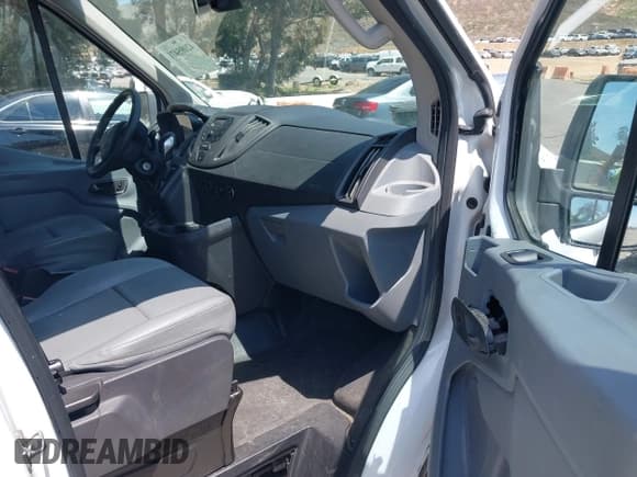 ✅ 2017 Ford Transit Cargo • VIN: 1FTYE1CM9HKB50925 • Lot: 42095471. Wystawiony na IAAI z przebiegiem 152 583 mil. Bezpłatny archiwum sprzedaży aukcyjnych z USA i szczegółowy raport historii pojazdu na DreamBid. Zdjęcie 5.