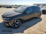 ✅ 2022 BMW iX xDrive50 • VIN: WB523CF05NCJ77136 • Lot: 84242165. Wystawiony na Copart z przebiegiem 52 844 mil. Bezpłatny archiwum sprzedaży aukcyjnych z USA i szczegółowy raport historii pojazdu na DreamBid. Zdjęcie 1.