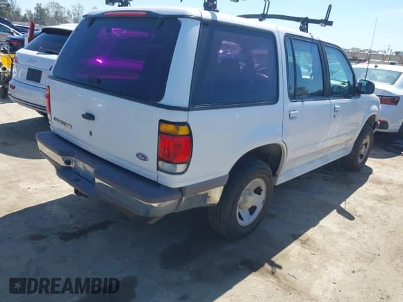 ✅ 1997 Ford Explorer Eddie Bauer • VIN: 1FMDU32X8VZB55461 • Lot: 41826098. Wystawiony na IAAI z przebiegiem 23 304 mil. Bezpłatny archiwum sprzedaży aukcyjnych z USA i szczegółowy raport historii pojazdu na DreamBid. Zdjęcie 4.