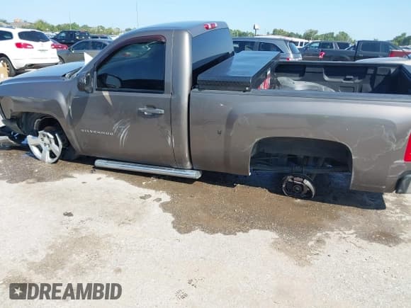 ✅ 2013 Chevrolet Silverado 1500 Work Truck • VIN: 1GCNKPE04DZ189822 • Lot: 43147977. Wystawiony na IAAI z przebiegiem 169 702 mil. Bezpłatny archiwum sprzedaży aukcyjnych z USA i szczegółowy raport historii pojazdu na DreamBid. Zdjęcie 17.