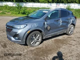✅ 2022 Buick Encore GX Preferred • VIN: KL4MMBS21NB087185 • Lot: 63258145. Wystawiony na Copart z przebiegiem 29 755 mil. Bezpłatny archiwum sprzedaży aukcyjnych z USA i szczegółowy raport historii pojazdu na DreamBid. Zdjęcie 1.