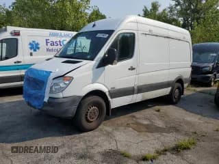 ✅ 2013 Mercedes-Benz Sprinter Cargo • VIN: WD3PE7CC9D5772062 • Lot: 67015685. Wystawiony na Copart z przebiegiem 126 682 mil. Bezpłatny archiwum sprzedaży aukcyjnych z USA i szczegółowy raport historii pojazdu na DreamBid. Zdjęcie 1.