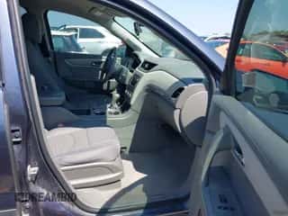 2014 Chevrolet Traverse LS z VIN 1GNKRFED9EJ184912, wystawiony jako IAAI lot #43131572 z przebiegiem 138 359 mil mil oraz . Historia ofert i sprzedaży dostępna na DreamBid. Obrazek 5.