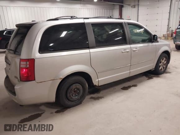 ✅ 2010 Dodge Grand Caravan SXT • VIN: 2D4RN5D13AR201510 • Lot: 43588215. Wystawiony na IAAI z przebiegiem 239 110 mil. Bezpłatny archiwum sprzedaży aukcyjnych z USA i szczegółowy raport historii pojazdu na DreamBid. Zdjęcie 4.