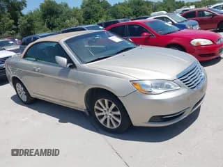 ✅ 2013 Chrysler 200 Touring • VIN: 1C3BCBEB7DN559676 • Lot: 42797409. Wystawiony na IAAI z przebiegiem Nie podano. Bezpłatny archiwum sprzedaży aukcyjnych z USA i szczegółowy raport historii pojazdu na DreamBid. Zdjęcie 1.