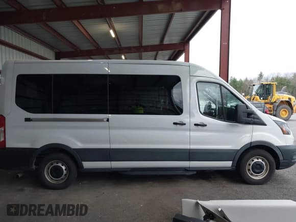 ✅ 2023 Ford Transit Passenger XL • VIN: 1FBAX2C89PKA21011 • Lot: 43601807. Wystawiony na IAAI z przebiegiem 26 559 mil. Bezpłatny archiwum sprzedaży aukcyjnych z USA i szczegółowy raport historii pojazdu na DreamBid. Zdjęcie 14.