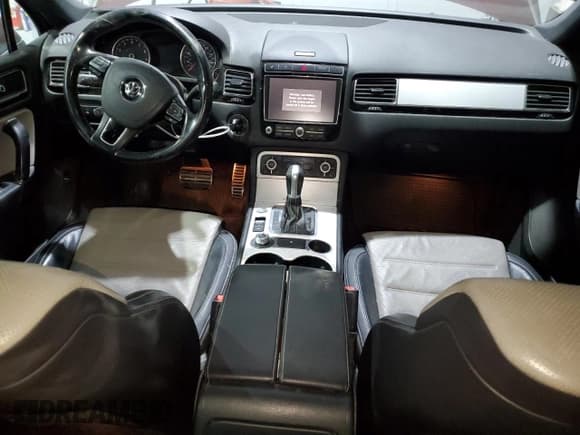 ✅ 2017 Volkswagen Touareg Wolfsburg Edition • VIN: WVGRF7BPXHD003559 • Lot: 41532925. Listed on Copart with 117,801 mi. Free auction sales archive from the USA and detailed vehicle history report at DreamBid. Image 8.