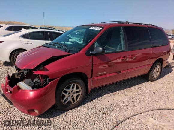 ✅ 2000 Dodge Caravan SE • VIN: 1B4GP44G9YB733864 • Lot: 67835925. Listed on Copart with 153,322 mi. Free auction sales archive from the USA and detailed vehicle history report at DreamBid. Image 1.