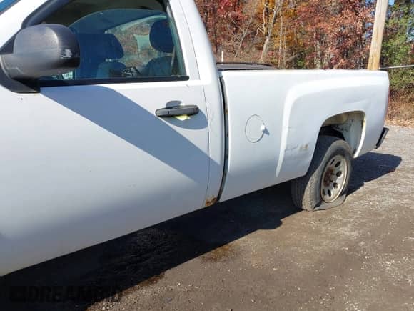 2008 Chevrolet Silverado 1500 Work Truck z VIN 1GCEC14C58Z184446, wystawiony jako IAAI lot #43588921 z przebiegiem 313 463 mil mil oraz . Historia ofert i sprzedaży dostępna na DreamBid. Obrazek 6.