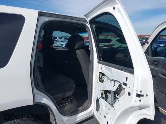 ✅ 2014 Chevrolet Tahoe Commercial • VIN: 1GNLC2E06ER162167 • Lot: 43810264. Wystawiony na IAAI z przebiegiem 177 870 mil. Bezpłatny archiwum sprzedaży aukcyjnych z USA i szczegółowy raport historii pojazdu na DreamBid. Zdjęcie 8.