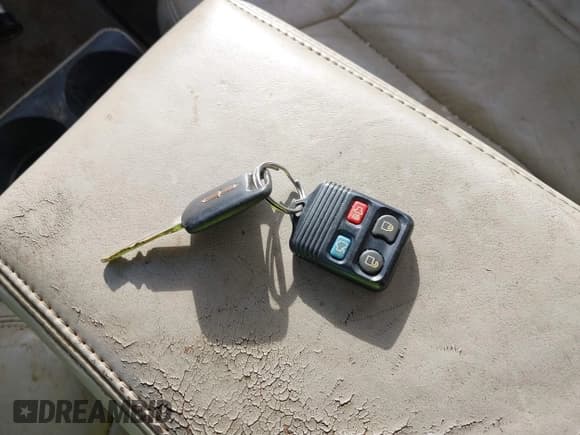 ✅ 2009 Lincoln Town Car Signature Limited • VIN: 2LNHM82V39X619538 • Lot: 43689688. Listed on IAAI with 196,708 mi. Free auction sales archive from the USA and detailed vehicle history report at DreamBid. Image 11.