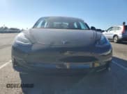 ✅ 2022 Tesla Model 3 • VIN: 5YJ3E1EA2NF299957 • Lot: 90681105. Wystawiony na Copart z przebiegiem 50 295 mil. Bezpłatny archiwum sprzedaży aukcyjnych z USA i szczegółowy raport historii pojazdu na DreamBid. Zdjęcie 5.