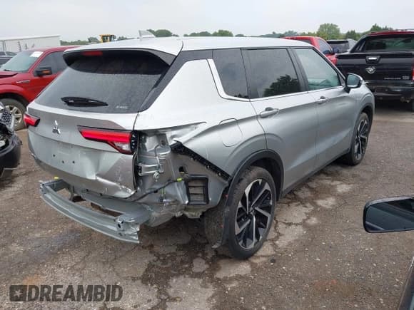 ✅ 2024 Mitsubishi Outlander SE • VIN: JA4J4VA81RZ035904 • Lot: 43141045. Listed on IAAI with 47,032 mi. Free auction sales archive from the USA and detailed vehicle history report at DreamBid. Image 4.