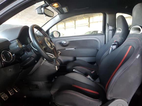 ✅ 2017 FIAT 500 Abarth • VIN: 3C3CFFFH1HT544621 • Lot: 71476115. Wystawiony na Copart z przebiegiem 94 953 mil. Bezpłatny archiwum sprzedaży aukcyjnych z USA i szczegółowy raport historii pojazdu na DreamBid. Zdjęcie 7.