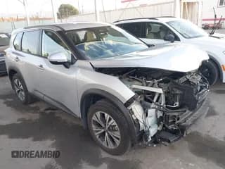 ✅ 2023 Nissan Rogue SV • VIN: JN8BT3BA0PW404371 • Lot: 43677213. Wystawiony na IAAI z przebiegiem 50 131 mil. Bezpłatny archiwum sprzedaży aukcyjnych z USA i szczegółowy raport historii pojazdu na DreamBid. Zdjęcie 1.
