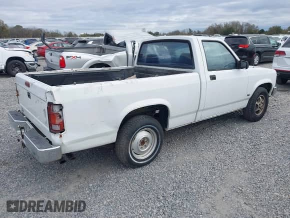 1996 Dodge Dakota z VIN 1B7FL26XXTS665546, wystawiony jako IAAI lot #41009915 z przebiegiem 84 332 mil mil oraz . Historia ofert i sprzedaży dostępna na DreamBid. Obrazek 4.