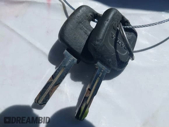 ✅ 2000 Volvo S70 • VIN: YV1LS61J8Y2651811 • Лот: 41867862. Опубликован ранее на IAAI с пробегом 174 509 миль. Бесплатный доступ к архиву аукционных продаж из США и подробный отчёт об истории автомобиля на DreamBid. Изображение 11.