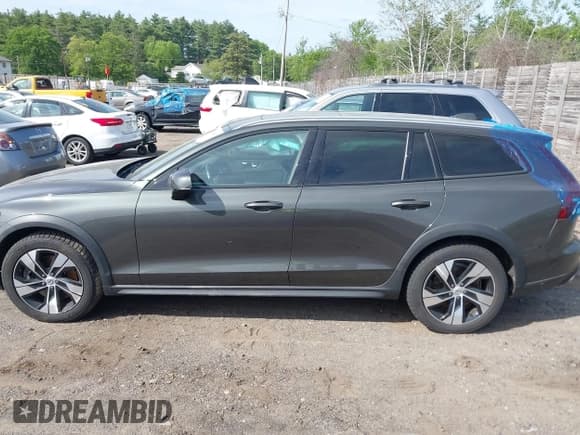 ✅ 2021 Volvo V60 • VIN: YV4102WK1M1071620 • Lot: 42354999. Wystawiony na IAAI z przebiegiem 48 332 mil. Bezpłatny archiwum sprzedaży aukcyjnych z USA i szczegółowy raport historii pojazdu na DreamBid. Zdjęcie 14.