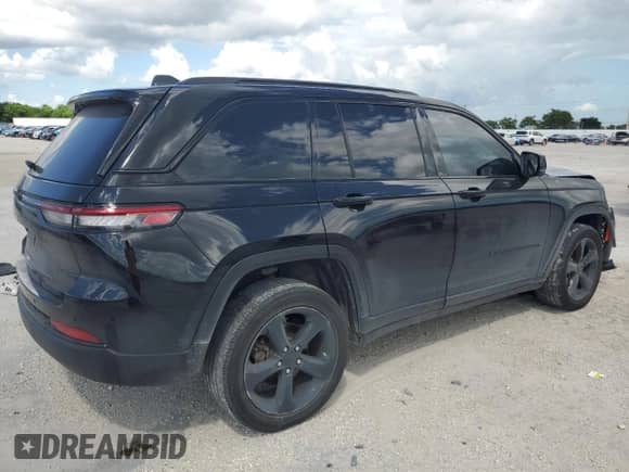 2022 Jeep Grand Cherokee Altitude with VIN 1C4RJGAG9N8572685, listed as a Copart auction lot 84384905 with 35,690 mi miles and Non repairable. Bid and sale history available at DreamBid. Image 3.