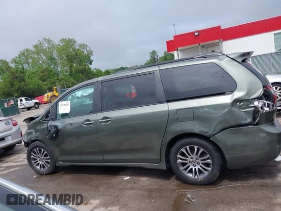 ✅ 2020 Toyota Sienna XLE Auto Access Seat • VIN: 5TDYZ3DC6LS021788 • Lot: 42178834. Listed on IAAI with 132,107 mi. Free auction sales archive from the USA and detailed vehicle history report at DreamBid. Image 15.