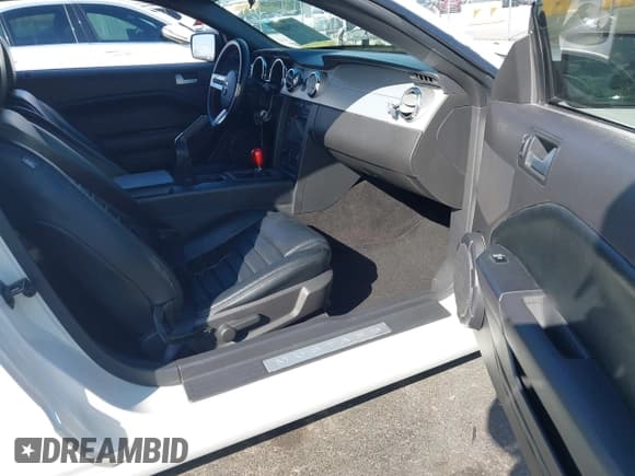 ✅ 2005 Ford Mustang GT Deluxe • VIN: 1ZVHT82H255233669 • Лот: 43479285. Опубликован ранее на IAAI с пробегом 245 239 миль. Бесплатный доступ к архиву аукционных продаж из США и подробный отчёт об истории автомобиля на DreamBid. Изображение 5.