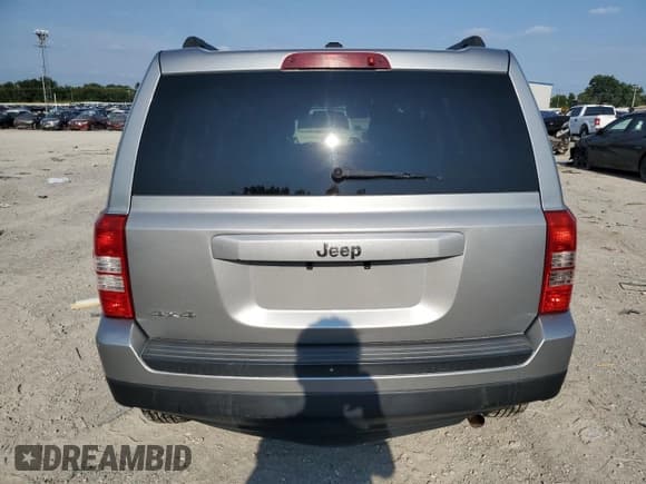 ✅ 2017 Jeep Patriot 75th Anniversary • VIN: 1C4NJRBBXHD141975 • Лот: 65953125. Опубликован ранее на Copart с пробегом 221 727 миль. Бесплатный доступ к архиву аукционных продаж из США и подробный отчёт об истории автомобиля на DreamBid. Изображение 6.