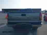 2002 Chevrolet Silverado 1500 LS z VIN 1GCEK14T12E143281, wystawiony jako IAAI lot #43197831 z przebiegiem 241 904 mil mil oraz . Historia ofert i sprzedaży dostępna na DreamBid. Obrazek 15.