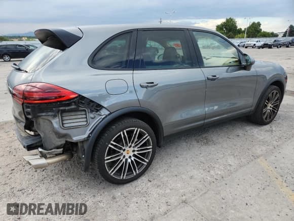 ✅ 2017 Porsche Cayenne S • VIN: WP1AB2A27HLA50512 • Lot: 70644985. Wystawiony na Copart z przebiegiem 45 130 mil. Bezpłatny archiwum sprzedaży aukcyjnych z USA i szczegółowy raport historii pojazdu na DreamBid. Zdjęcie 3.