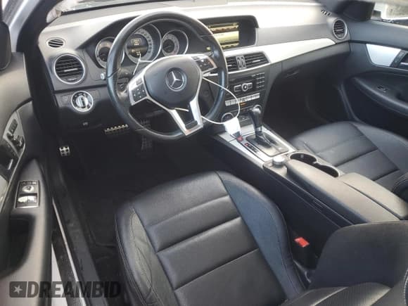 ✅ 2015 Mercedes-Benz C 250 • VIN: WDDGJ4HB6FG433210 • Lot: 49184935. Wystawiony na Copart z przebiegiem 84 864 mil. Bezpłatny archiwum sprzedaży aukcyjnych z USA i szczegółowy raport historii pojazdu na DreamBid. Zdjęcie 8.