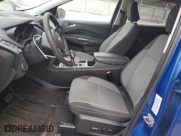 2018 Ford Escape SE z VIN 1FMCU9GD7JUA05961, wystawiony jako Copart lot #82458805 z przebiegiem Nie podano mil oraz Czysty tytuł • Clean title. Historia ofert i sprzedaży dostępna na DreamBid. Obrazek 7.