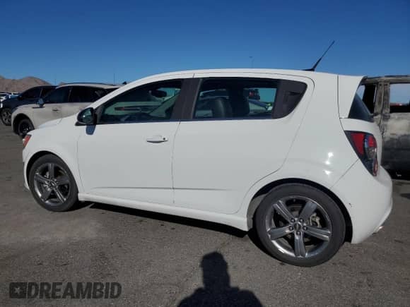 2013 Chevrolet Sonic RS z VIN 1G1JG6SB1D4213368, wystawiony jako Copart lot #46195565 z przebiegiem 112 951 mil mil oraz Czysty tytuł • Clean title. Historia ofert i sprzedaży dostępna na DreamBid. Obrazek 2.