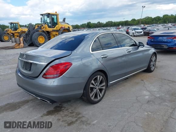 ✅ 2016 Mercedes-Benz C 300 • VIN: 55SWF4KB2GU110802 • Лот: 43080809. Опубликован ранее на IAAI с пробегом 128 584 миль. Бесплатный доступ к архиву аукционных продаж из США и подробный отчёт об истории автомобиля на DreamBid. Изображение 4.
