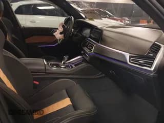 ✅ 2022 BMW X5 M • VIN: 5YMJU0C01N9M53283 • Lot: 41967645. Wystawiony na IAAI z przebiegiem 42 129 mil. Bezpłatny archiwum sprzedaży aukcyjnych z USA i szczegółowy raport historii pojazdu na DreamBid. Zdjęcie 5.